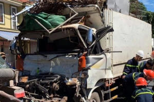 Tách cabin giải cứu tài xế xe tải bị mắc kẹt sau tai nạn giao thông