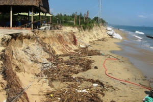 Nguy cơ sóng lớn, sạt lở vùng biển ven bờ khu vực Trung Trung Bộ