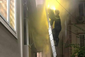 Kịp thời đưa 4 người mắc kẹt trong ngôi nhà cháy ra ngoài an toàn