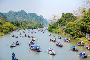 Đình chỉ lái đò bị tố “chặt chém” du khách dự Lễ hội Du lịch Chùa Hương