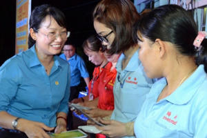 Tặng 5.000 vé xe, tàu hỏa, máy bay cho công nhân về Tết