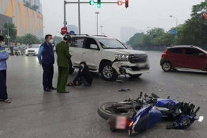 Tin TNGT ngày 17/11/2021: Người đi xe máy ngồi thất thần sau cú đâm vỡ đầu ô tô Land Cruise Tin TNGT ngày 17/11/2021: Người đi xe máy ngồi thất thần sau cú đâm vỡ đầu ô tô Land Cruise