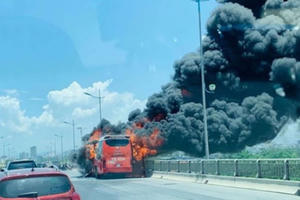 [Clip]: Xe khách bốc cháy ngùn ngụt trên quốc lộ 1A, 20 hành khách thoát chết