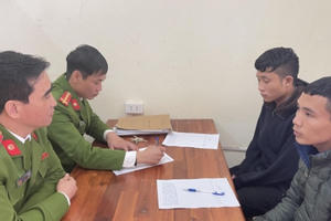 Bắt 2 đối tượng giả Công an, cán bộ ngân hàng lừa đảo trúng thưởng tại Thanh Hoá Bắt 2 đối tượng giả Công an, cán bộ ngân hàng lừa đảo trúng thưởng tại Thanh Hoá