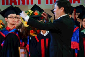 Thủ khoa được ưu đãi, phải đền bù nếu bỏ việc