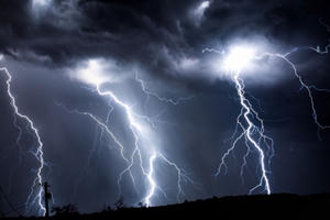 Bị sét đánh khi ngồi trong chòi, hai vợ chồng thoát chết thần kỳ