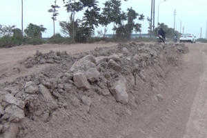 Bắc Giang: Hư hỏng trên đường gom Quốc lộ 1A, đến bao giờ nhà đầu tư mới khắc phục?
