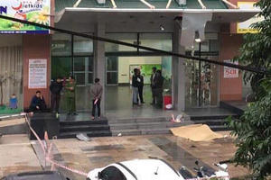 Bàng hoàng khi phát hiện một người phụ nữ 31 tuổi rơi từ tầng 19 khu chung cư xuống đất tử vong Bàng hoàng khi phát hiện một người phụ nữ 31 tuổi rơi từ tầng 19 khu chung cư xuống đất tử vong