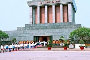 Tiếp tục đổi mới nội dung, hình thức đón tiếp các đoàn vào Lăng viếng Bác Tiếp tục đổi mới nội dung, hình thức đón tiếp các đoàn vào Lăng viếng Bác