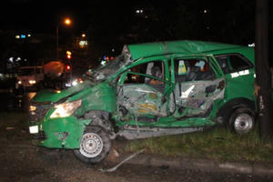 Chiếc taxi bị xe đầu kéo tông nát bét, tài xế tử vong