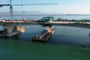 Cầu vượt biển dài nhất tỉnh Quảng Ninh vừa hợp long