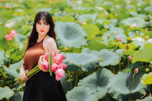 Sở hữu vòng một "quá khổ", thiếu nữ vẫn tự tin mặc áo yếm tạo dáng bên sen