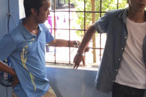 CSGT Huế bắt hai kẻ cướp tiền của người bán vé số tàn tật