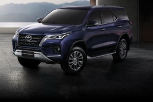 Ra mắt Toyota Fortuner 2021 - 'Vua SUV 7 chỗ' sửa thiết kế, đáp trả Hyundai Santa Fe Ra mắt Toyota Fortuner 2021 - 'Vua SUV 7 chỗ' sửa thiết kế, đáp trả Hyundai Santa Fe