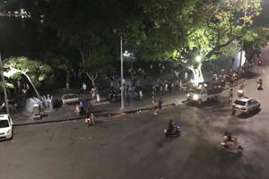 Hà Nội: Hỗn chiến các chủ hàng rong trên phố đi bộ