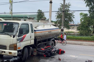 Quảng Ninh: Hai thanh niên đi xe phân khối lớn nhập viện khi đâm trực diện xe chở xăng dầu