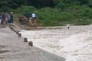 Lật thuyền chở 3 người tại Nghệ An, một nạn nhân mất tích