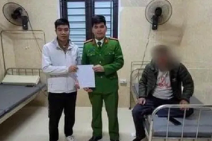 Hà Nội: Công an xã Hưng Đạo kịp thời cứu giúp người đàn ông bất tỉnh ven đường