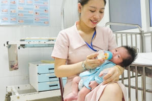 Hàng trăm người muốn nhận nuôi bé gái kháu khỉnh bị mẹ bỏ rơi tại bệnh viện