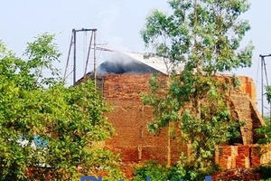 Kỳ 2 - Một thôn “cõng” gần chục lò gạch thủ công: Chậm phá dỡ lò gạch vì không thuê... máy xúc Kỳ 2 - Một thôn “cõng” gần chục lò gạch thủ công: Chậm phá dỡ lò gạch vì không thuê... máy xúc