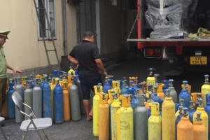 “Khám” xe tải phát hiện 110 bình khí cười