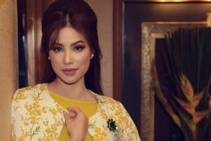 Phạm Hương chụp ảnh trong căn phòng 3 đời Tổng thống Mỹ ở Sài Gòn