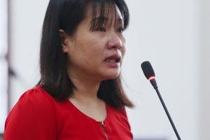 Những giọt nước mắt rơi rơi trong phiên tòa xét xử gian lận điểm thi ở Hòa Bình Những giọt nước mắt rơi rơi trong phiên tòa xét xử gian lận điểm thi ở Hòa Bình