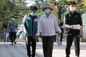 Tiêm vắc xin Covid-19 cho học sinh tại Phúc Thọ: An toàn, đúng quy định! Tiêm vắc xin Covid-19 cho học sinh tại Phúc Thọ: An toàn, đúng quy định!