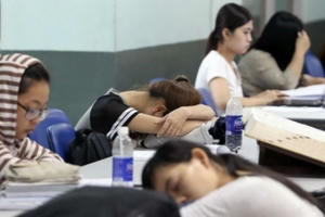 Lười đọc sách khiến tâm hồn giới trẻ dần khô cứng, vô cảm Lười đọc sách khiến tâm hồn giới trẻ dần khô cứng, vô cảm