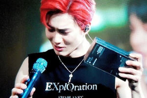 “Fan cuồng” ném iPhone 11 Pro Max lên sân khấu để tặng thần tượng