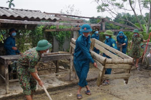 Hình ảnh Bộ đội điều động tối đa lực lượng giúp dân vùng lũ vệ sinh môi trường, tiêu độc khử trùng