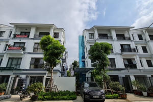 Vi phạm xây dựng tại KĐT Gamuda Gardens: Yêu cầu tháo dỡ thang máy ngoài thiết kế Vi phạm xây dựng tại KĐT Gamuda Gardens: Yêu cầu tháo dỡ thang máy ngoài thiết kế