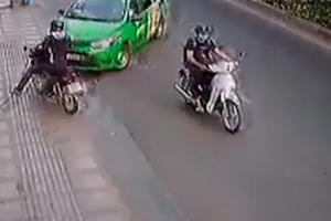 Clip: Tài xế taxi tông trực diện tên cướp túi xách
