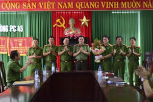 Khen thưởng nóng Ban chuyên án bắt đối tượng cướp giật hàng loạt tiệm vàng