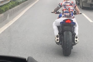 Thanh niên chạy PKL không mũ, không gương, không cả tóc lao vun vút trên cao tốc Cầu Giẽ - Ninh Bình