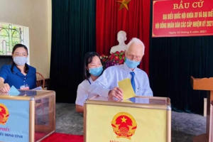 [Chùm ảnh]: Không khí áo hức của cử tri cả nước trong ngày bầu cử