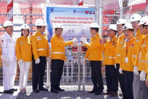 Đón dòng khí đầu tiên từ mỏ Sao Vàng - Đại Nguyệt