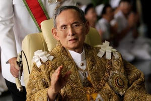 Phía trước nhiều bất định