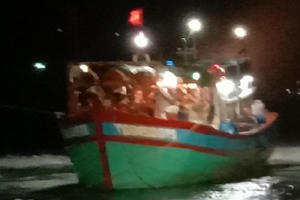 Tàu cá cùng 9 ngư dân bị mắc cạn ở Lý Sơn có nguy cơ bị sóng đánh chìm