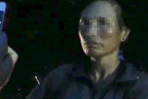 Nhiều người vây bắt một phụ nữ nghi bắt cóc trẻ em