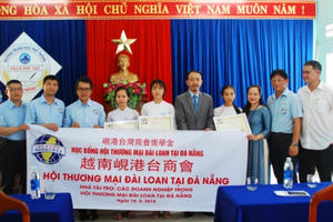 Đà Nẵng: Trao học bổng cho học sinh nghèo vươn lên trong học tập