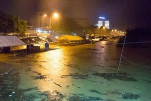 Quảng Ngãi: Nước lũ làm vỡ đê sông Trà Câu, tràn qua QL 1A