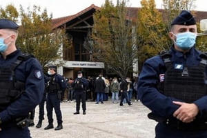 Nước Pháp kẹt giữa “hai cuộc chiến“