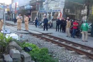 Hà Nội: Đi qua đường tàu, 1 người đàn ông bị tàu hỏa đâm tử vong Hà Nội: Đi qua đường tàu, 1 người đàn ông bị tàu hỏa đâm tử vong