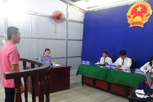 Ghen tuông, dùng kéo đâm tình địch trẻ tuổi