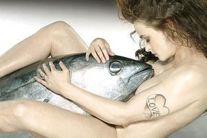 Nghệ sĩ khỏa thân bên động vật biển để bảo vệ môi trường