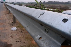 Đinh ốc "bốc hơi" trên cao tốc Hà Nội-Bắc Giang: Do người dân tiện tay xoáy, vặn?