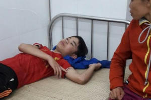 Ngồi chơi game lúc trời giông tố, 2 người bị sét đánh