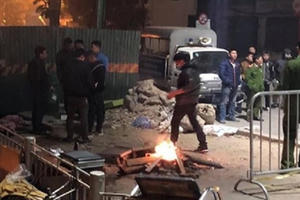 Hà Nội: Người đàn ông mặc áo Grap tử vong bí ẩn gần cống nước