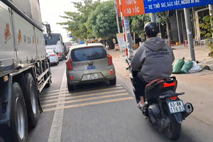 Đồng Tháp: Xử phạt tài xế điều khiển ô tô tập lái đi vào làn xe máy